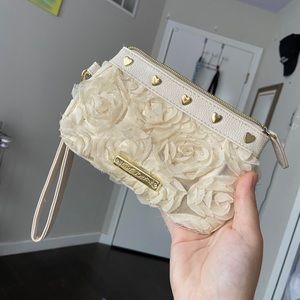 White rose clutch